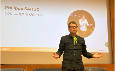Conférence de philippe-sahuc, sociologue décalé, devant public en salle en France