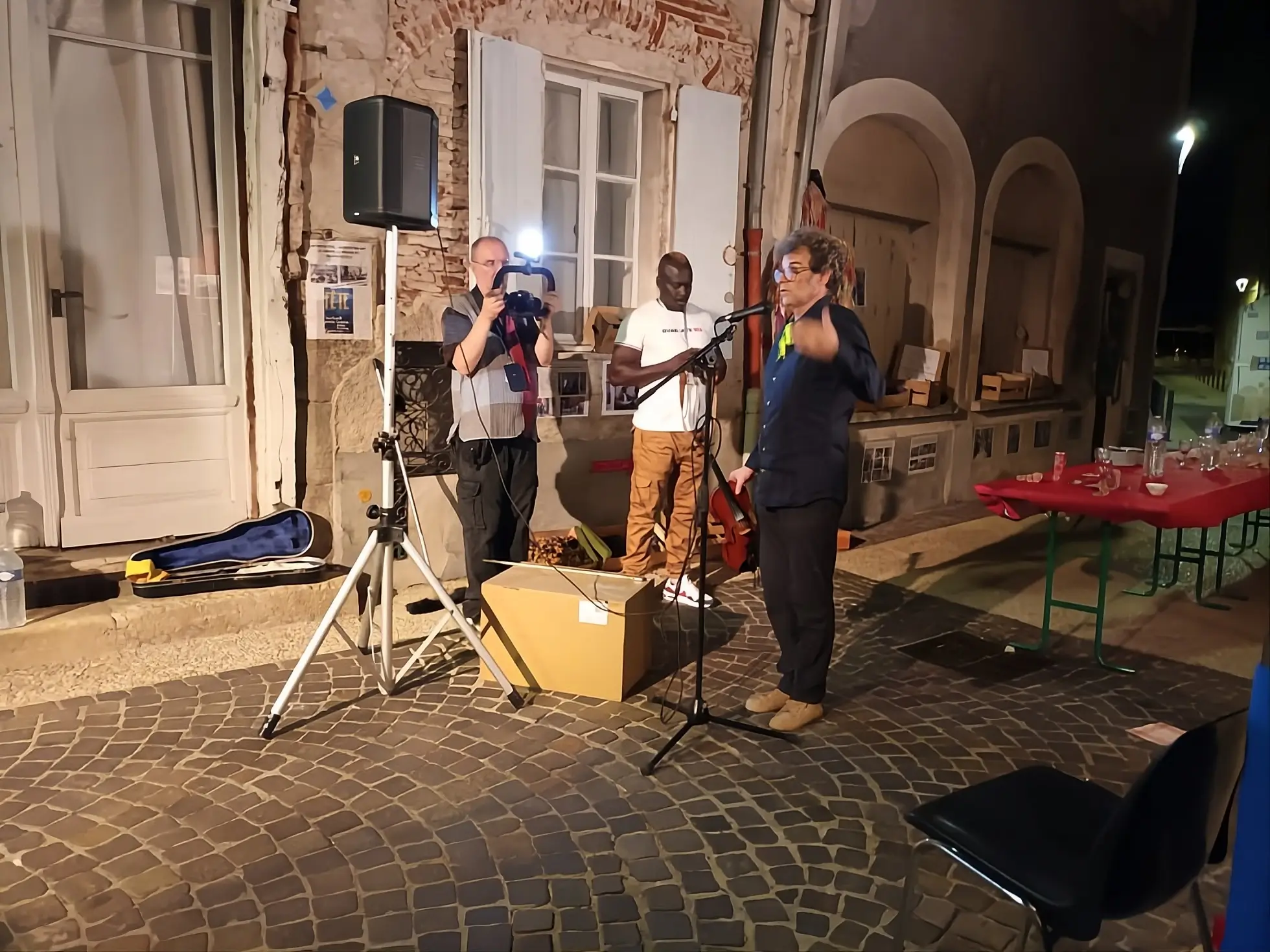 Scène conviviale filmée en soirée pour philippe-sahuc dans une rue pavée en France